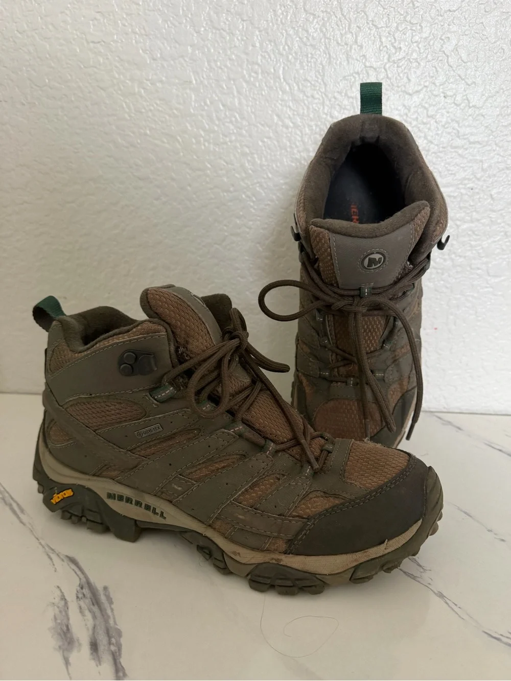 MERRELL MOAB 2 MID GTX HIKING BOOTS MEN'S  Men's men’s size 9 waterproof vibram